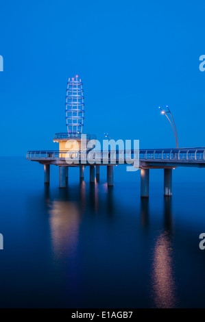 Die Brant Street Pier in Spencer Smith Park in der Abenddämmerung. Burlington, Ontario, Kanada. Stockfoto