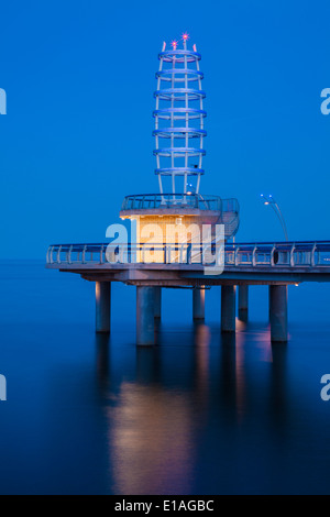 Die Brant Street Pier in Spencer Smith Park in der Abenddämmerung. Burlington, Ontario, Kanada. Stockfoto