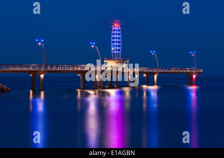 Die Brant Street Pier in Spencer Smith Park in der Abenddämmerung. Burlington, Ontario, Kanada. Stockfoto