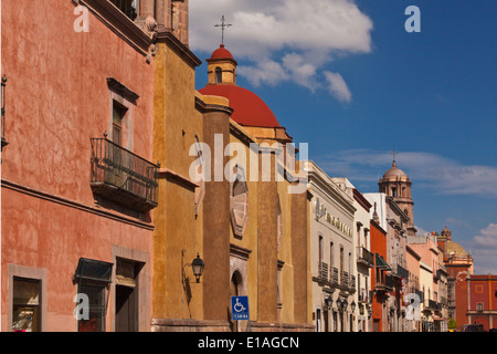 Traditionelle koloniale Gebäude im historischen Zentrum der Stadt QUERETARO - Mexiko Stockfoto