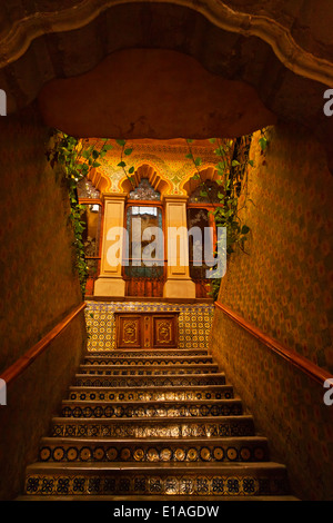 Lobby-Treppe im Inneren das LA CASA DE MARQUESA HOTEL im historischen Zentrum der Stadt QUERETARO - Mexiko Stockfoto