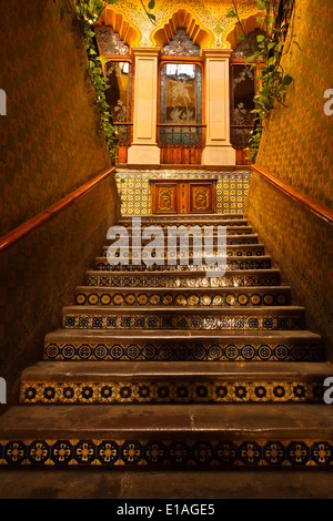 Treppe in die Lobby des historischen LA CASA DE MARQUESA HOTEL in der Stadt QUERETARO - Mexiko Stockfoto