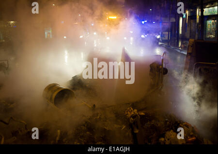 Barcelona, Spanien, 28. Mai 2014. Eine brennende Barrikade sieht man in den Straßen von Barcelona. Zweite Nacht der Proteste und Unruhen im Stadtteil Sants Barcelona nach der Räumung von einem besetzten Haus von der Polizei. Bildnachweis: Jordi Boixareu/Alamy Live-Nachrichten Stockfoto