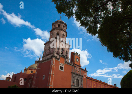 Die historische Kirche von SAN FRANCISCO in der Mitte der Stadt QUERETARO - Mexiko Stockfoto