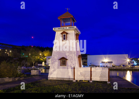 Ein Leuchtturm in der Abenddämmerung im Hafen von Parry Sound. Parry Sound, Ontario, Kanada. Stockfoto