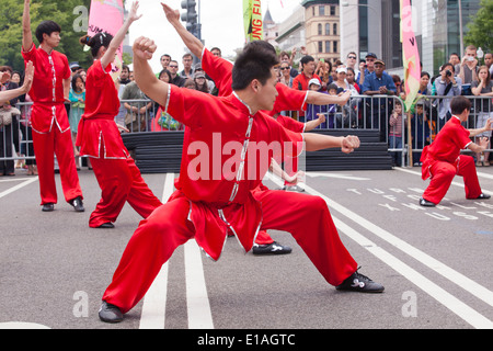Kung Fu Vorführung Team Auftritt beim Festival - USA Stockfoto