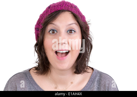 Attraktive Frau in eine Strickmütze reagieren in Freude und Vergnügen mit funkelnden Augen und den Mund weit, offen, isoliert am Pfingstmontag Stockfoto