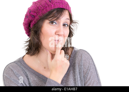 Misstrauisch, skeptisch Frau mit Bedenken in die Kamera schaut nachdenklich Beurteilung der Optik und den Finger an die Lippen Stockfoto