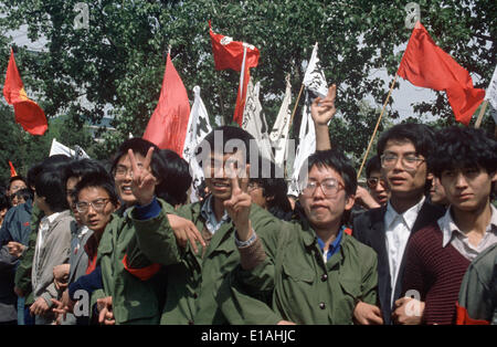 (Datei) - eine Archiv Bild, datiert 19. Mai 1989, protestierende Studenten während einer Demonstration auf dem Tiananmen-Platz in Peking, China. 25 Jahre vor, die Proteste weiteten in Chinas Hauptstadt aber schließlich gewaltsam niedergeschlagen wurden. Foto: Edgar Bauer/dpa Stockfoto