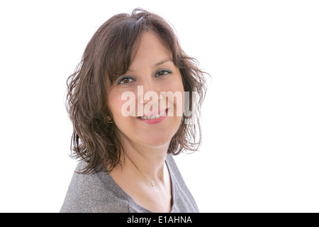 Kopf und Schultern Studioportrait über weiß, einer lächelnden Brünette Frau direkt in die Kamera schauen. Stockfoto