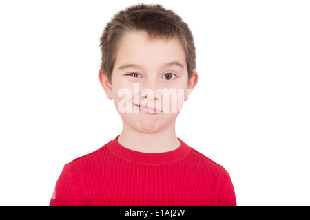 Süße verspielte junge in einem bunten roten T-shirt steht zwinkert der Kamera, Kopf und Schultern Porträts isoliert auf weiss Stockfoto