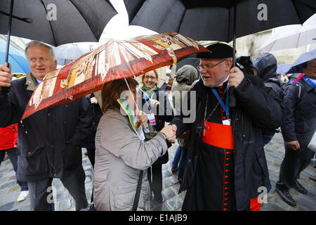 Regensburg, Deutschland. 28. Mai 2014. Reinhard Marx, Kardinal-Erzbischof von München und Freising (rechts) begrüßt eine Frau an Deutscher Katholikentag in Regensburg. 99. Kongress der katholischen Kirche in Deutschland läuft vom 28. Mai bis 1 Juni mit erwarteten 80.000 Besuchern.  Bildnachweis: Michael Debets / pazifische Presse/Alamy Live News Stockfoto