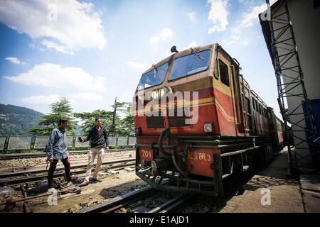 (140529)--HIMACHAL PRADESH, 29. Mai 2013 (Xinhua)--Passagiere schauen Sie sich ein Zug auf der Kalka-Shimla Railway in Shimla, Himachal Pradesh Nordindiens, 28. Mai 2014. Die Kalka-Shimla Railway ist eine 762? mm-Schmalspur-Eisenbahn im Nordwesten Indiens Himachal Pradesh Reisen eine meist bergige Strecke von Kalka nach Shimla. Es ist bekannt für spektakuläre Aussicht auf die Berge und die umliegenden Dörfer. Die 96-km lange Bahn entstand seit 1898, einen Service für das Hochland von Shimla. Drei immer noch voll funktionsfähige Eisenbahnen, der Darjeeling Himalayan Railway im indischen Westbengalen, Ni Stockfoto