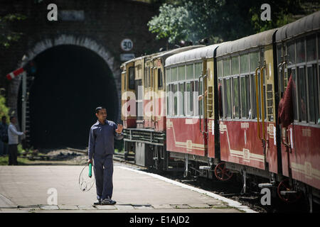 (140529)--HIMACHAL PRADESH, 29. Mai 2013 (Xinhua)--ein Bahn-Mitarbeiter-Mitglied leitet einen Zug auf die Kalka-Shimla-Bahn im Einsatz, bevor es einen Tunnel im Nordindiens Himachal Pradesh, 28. Mai 2014 tritt. Die Kalka-Shimla Railway ist eine 762? mm-Schmalspur-Eisenbahn im Nordwesten Indiens Himachal Pradesh Reisen eine meist bergige Strecke von Kalka nach Shimla. Es ist bekannt für spektakuläre Aussicht auf die Berge und die umliegenden Dörfer. Die 96-km lange Bahn entstand seit 1898, einen Service für das Hochland von Shimla. Drei immer noch voll funktionsfähige Eisenbahnen, Darjeeling Himal Stockfoto