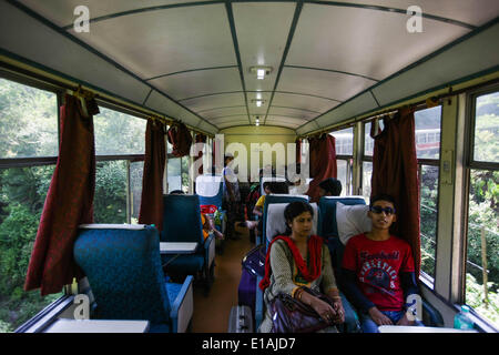 (140529)--HIMACHAL PRADESH, 29. Mai 2013 (Xinhua)--Passagiere reisen mit dem Zug auf der Kalka-Shimla-Bahn im Nordindiens Himachal Pradesh, 28. Mai 2014. Die Kalka-Shimla Railway ist eine 762? mm-Schmalspur-Eisenbahn im Nordwesten Indiens Himachal Pradesh Reisen eine meist bergige Strecke von Kalka nach Shimla. Es ist bekannt für spektakuläre Aussicht auf die Berge und die umliegenden Dörfer. Die 96-km lange Bahn entstand seit 1898, einen Service für das Hochland von Shimla. Drei immer noch voll funktionsfähige Eisenbahnen, der Darjeeling Himalayan Railway im indischen Westbengalen, Nilgiri Mo Stockfoto