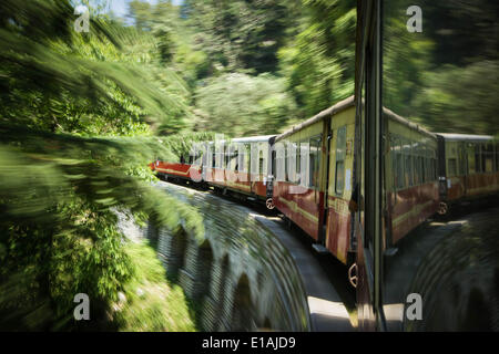 (140529)--HIMACHAL PRADESH, 29. Mai 2013 (Xinhua)--A-Train ist in Betrieb auf die Kalka-Shimla-Bahn im Nordindiens Himachal Pradesh, 28. Mai 2014. Die Kalka-Shimla Railway ist eine 762? mm-Schmalspur-Eisenbahn im Nordwesten Indiens Himachal Pradesh Reisen eine meist bergige Strecke von Kalka nach Shimla. Es ist bekannt für spektakuläre Aussicht auf die Berge und die umliegenden Dörfer. Die 96-km lange Bahn entstand seit 1898, einen Service für das Hochland von Shimla. Drei immer noch voll funktionsfähige Eisenbahnen, der Darjeeling Himalayan Railway in Indiens West-Bengalen, die Nilgiri-Halterung Stockfoto