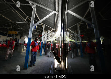 (140529)--HIMACHAL PRADESH, 29. Mai 2013 (Xinhua)--Träger warten auf Passagiere auf der Plattform als ein Zug auf der Kalka-Shimla-Bahn hält in Shimla-Station im Nordindiens Himachal Pradesh, 28. Mai 2014. Die Kalka-Shimla Railway ist eine 762? mm-Schmalspur-Eisenbahn im Nordwesten Indiens Himachal Pradesh Reisen eine meist bergige Strecke von Kalka nach Shimla. Es ist bekannt für spektakuläre Aussicht auf die Berge und die umliegenden Dörfer. Die 96-km lange Bahn entstand seit 1898, einen Service für das Hochland von Shimla. Drei immer noch voll funktionsfähige Eisenbahnen, Darjeeling Hima Stockfoto