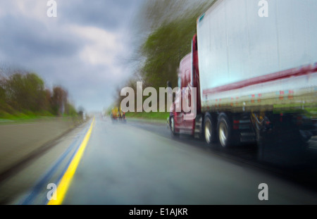 LKW auf Regen nass Autobahn mit Verkehr In Regen, Philadelphia, Pennsylvania, USA Stockfoto