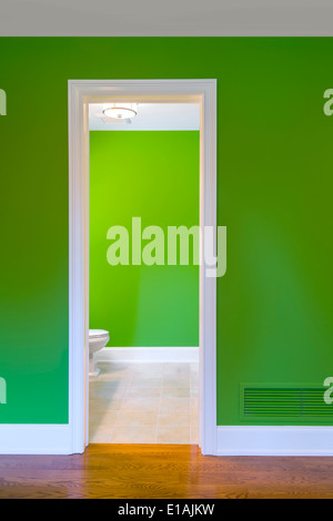 Grüne Wand & Bad Stockfoto