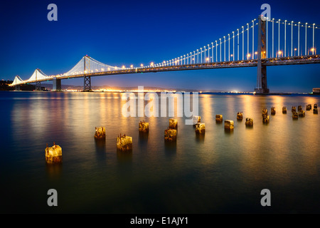 Nacht-Blick auf den westlichen Abschnitt der San Francisco-Okland Bay Bridge, San Francisco, Kalifornien, USA. Stockfoto