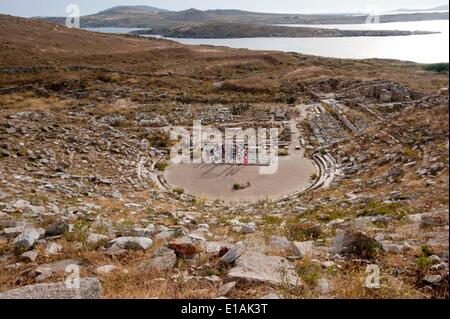 (140529)--DELOS, 29. Mai 2014 (Xinhua)--Touristen besuchen Sie die Überreste eines antiken Theaters auf der Insel von Delos, Griechenland, am 28. Mai 2014. Nach der griechischen Mythologie war Apollo auf dieser kleinen Insel im Cyclades Archipel geboren. Apollos Heiligtum zogen Pilger aus ganz Griechenland und Delos war eine wohlhabende Handelshafen. Die Insel trägt Spuren der nachfolgenden Zivilisationen in der Ägäis Welt aus dem 3. Jahrtausend v. Chr. der frühchristlichen Zeit. Die archäologische Stätte ist außergewöhnlich umfangreich und reichen und vermittelt den Eindruck einer großen kosmopolitischen Mittelmeerhafen. (X Stockfoto