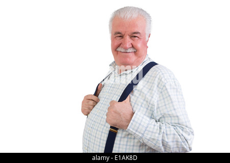 Jovialer zuversichtlicher älterer Mann mit einem Schnurrbart und seine Hände in seine Hosenträger strahlte glücklich in die Kamera eingehängt Stockfoto