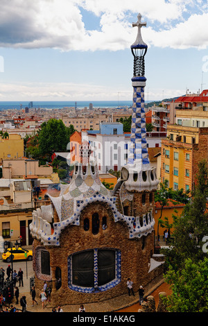 Torhaus mit weißer und Blauer Turm, Park Güell, Barcelonma, Katalonien, Spanien Stockfoto