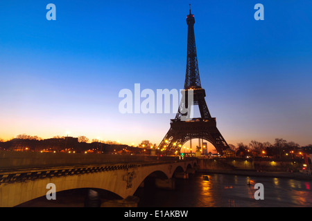 Nachtansicht der Brücke über die Seine und Eiffelturm, Paris, Frankreich Stockfoto