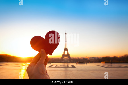 Herz in Händen, romantische Ferien in Paris Stockfoto