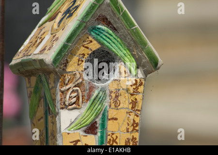 Vogelhaus mit Spinnweben auf einem Grab in San Juan Bautista, Kalifornien. Stockfoto