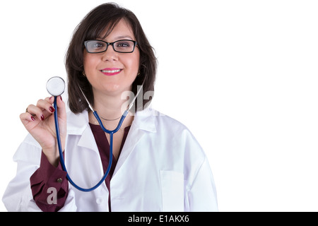 Sympathische Gesundheitswesen Intern betrachten Sie aufrichtig und freundlich halten Sie ihr Stethoskop hoch Stockfoto