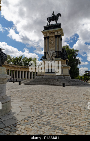 Niedrigen Winkel Seitenansicht des Denkmals von Alfonso XII von Spanien, Buen Retiro Park, Madrid, Spanien Stockfoto