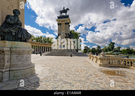 Niedrigen Winkel Seitenansicht des Denkmals von Alfonso XII von Spanien, Buen Retiro Park, Madrid, Spanien Stockfoto