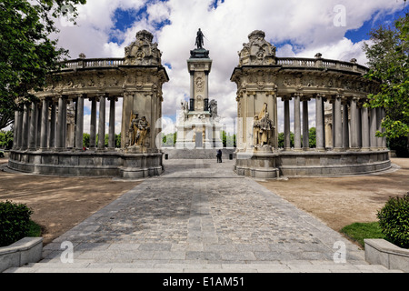 Niedrigen Winkel Rückseite Blick auf das Monument zu Alfonso XII von Spanien, Buen Retiro Park, Madrid, Spanien Stockfoto