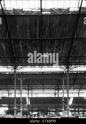 Ein Foto des Mercado da Praca da Figueira, einem geschäftigen Markt in Lissabon, Portugal, zeigt seine lebhafte Atmosphäre und die Auswahl an Waren zum Verkauf. Stockfoto