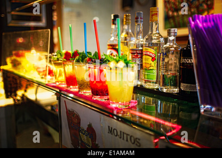 Enge, Ansicht von bunten Cocktails auf bei Apas Tresen, Madrid, Spanien Stockfoto