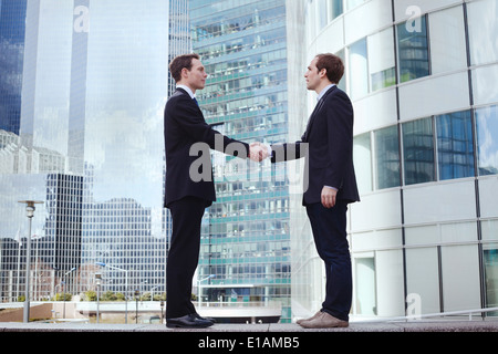 Partnerschaft, zwei Geschäftsmann auf Office-Gebäude-Hintergrund Stockfoto