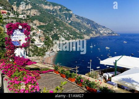 High Angle View of ein Strand und die Küste von einem Hang Terrasse, Positano, Kampanien, Italien Stockfoto