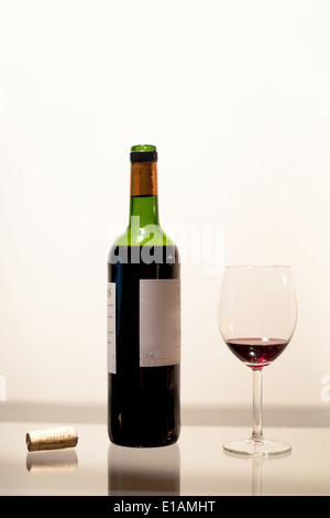 Flasche Wein und Glas Stockfoto