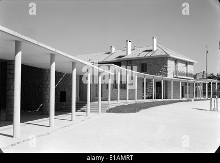 Liceu Francês Charles Le Pierre in Lissabon ist eine bekannte französische Schule, die zweisprachigen Unterricht für Schüler anbietet. Es ist für seine akademische Exzellenz und seine Rolle bei der Förderung französisch-portugiesischer Kulturbeziehungen anerkannt. Stockfoto