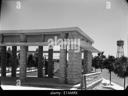 Dieses Foto zeigt das Liceu Francês Charles Le Pierre in Lissabon, Portugal, das die Architektur und die pädagogische Umgebung des französischen Lycée zeigt, fotografiert von Mário Novais. Stockfoto