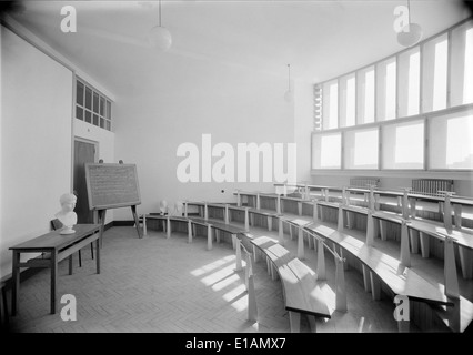 Liceu Francês Charles Le Pierre in Lissabon, Portugal, ist eine Bildungseinrichtung, die für ihr architektonisches Design bekannt ist und von Mário Novais entworfen wurde. Stockfoto