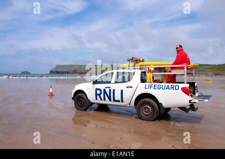 Polzeath, Cornwall UK. 28. Mai 2014.  Ein Rettungsschwimmer aus der Royal National Lifeboat Institution (RNLI) wacht über Surfer und Badegäste am Polzeath Strand in Cornwall, England. Die Gegend war voll mit Familien, die eine Schule Halbzeit Pause in der milden Witterung. Foto von: Richard Wayman/Alamy Live-Nachrichten Stockfoto