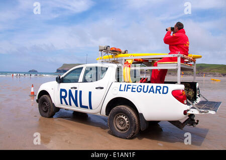 Polzeath, Cornwall UK. 28. Mai 2014.  Ein Rettungsschwimmer aus der Royal National Lifeboat Institution (RNLI) wacht über Surfer und Badegäste am Polzeath Strand in Cornwall, England. Die Gegend war voll mit Familien, die eine Schule Halbzeit Pause in der milden Witterung. Foto von: Richard Wayman/Alamy Live-Nachrichten Stockfoto