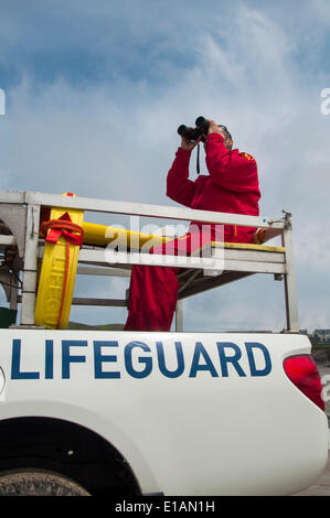 Polzeath, Cornwall UK. 28. Mai 2014.  Ein Rettungsschwimmer aus der Royal National Lifeboat Institution (RNLI) wacht über Surfer und Badegäste am Polzeath Strand in Cornwall, England. Die Gegend war voll mit Familien, die eine Schule Halbzeit Pause in der milden Witterung. Foto von: Richard Wayman/Alamy Live-Nachrichten Stockfoto