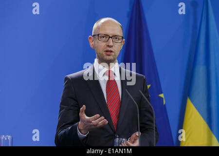 Berlin, Deutschland. 28. Mai 2014. Bundeskanzlerin Merkel begrüßt Irakli Garibashvili, Premierminister von Georgia, Iurie Leanca, Premierminister der Republik Moldau und Arseni Petrowych Jazenjuk, Premierminister der Ukraine, in der deutschen Kanzlei am 28. Mai 2014 in Berlin, Deutschland. / Bild: Arseni Petrowych Jazenjuk, Premierminister der Ukraine. Bildnachweis: Reynaldo Paganelli/NurPhoto/ZUMAPRESS.com/Alamy Live-Nachrichten Stockfoto