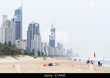 Der berühmte Strand und Hochhäuser am Paradies für Surfer, gesehen von Broadbeach, Gold Coast, Queensland, Australien. Stockfoto