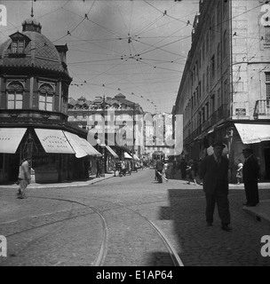 Der Mercado da Praca da Figueira in Lissabon, Portugal, ist ein pulsierender Markt, der für seine historische Bedeutung und seine geschäftige Atmosphäre bekannt ist. Dieses Foto zeigt die lebhafte Umgebung des Marktplatzes und seine Rolle im Handel und Alltag von Lissabon. Stockfoto