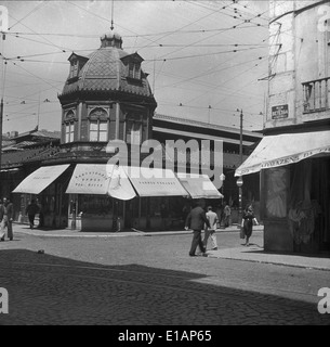 Foto des Mercado da Praca da Figueira in Lissabon, Portugal, zeigt den Markt und das geschäftige Treiben in einem der beliebtesten öffentlichen Plätze Lissabons. Stockfoto