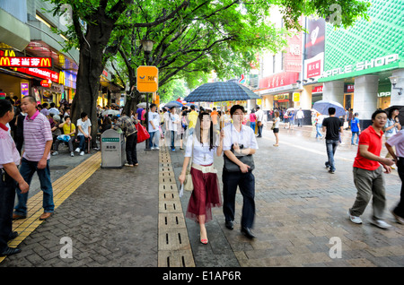 Chinesische Konsum: junge Käufer schlendern Sie durch eine große Einkaufsstraße in einer Großstadt im modernen China. Beijing Lu (Beijing Road), Guangzhou Stockfoto